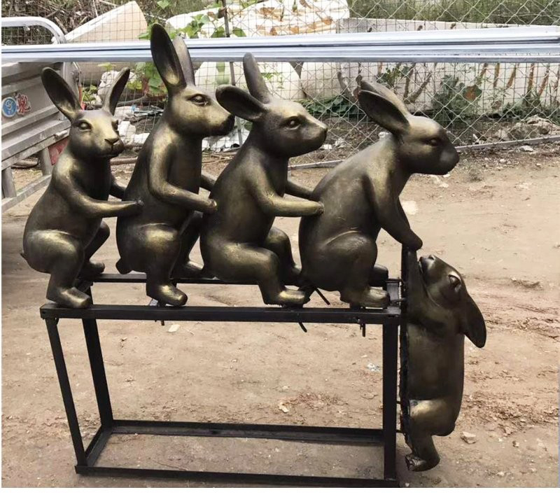 玻璃钢仿铜玩耍的兔子-玻璃钢卡通玩耍的兔子高清图片