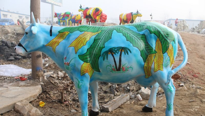 玻璃钢彩绘牛-商场玻璃钢牛雕塑高清图片
