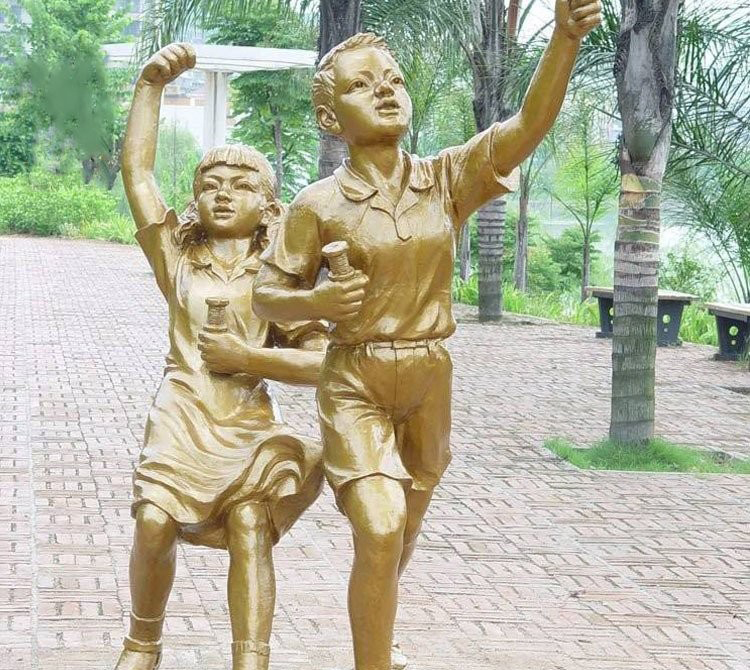 铸铜童趣放风筝的儿童-铜雕公园放风筝的儿童高清图片