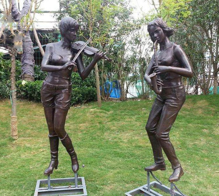 铜雕公园演奏乐器的女孩-铜雕演奏乐器的女孩高清图片