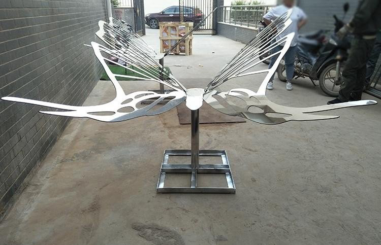 不锈钢公园抽象动物镂空蝴蝶雕塑-不锈钢镜面镂空蝴蝶雕塑高清图片