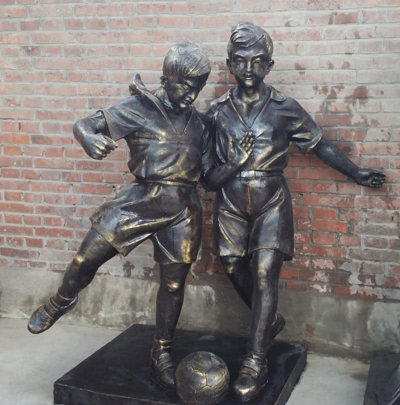 踢足球的铜雕儿童-校园踢足球人物铜雕高清图片