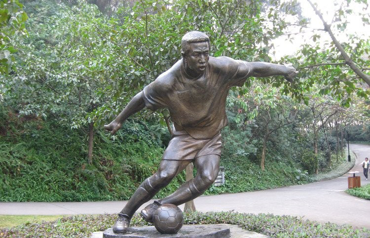 铜雕踢足球人物-公园踢足球人物铜雕高清图片