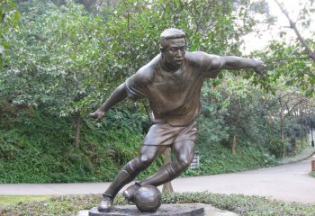 铜雕踢足球人物-公园踢足球人物铜雕