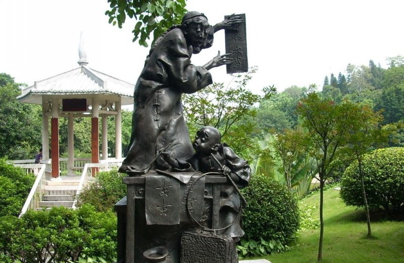 公园小品贴春联的父子铜雕-公园人物贴春联的父子铜雕高清图片