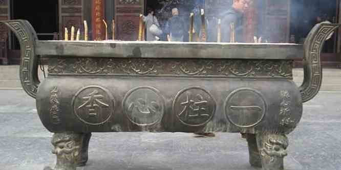 寺庙铸铜四足香炉-宗教庙宇香炉铜雕 寺庙铸铜四足香炉-宗教庙宇香炉铜雕高清图片