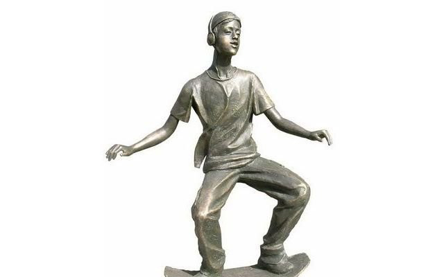 铜雕玩滑板的男孩-玩滑板的人物铜雕高清图片