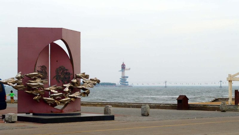 铜雕鱼群海边景观雕塑-海边铜雕鱼群高清图片