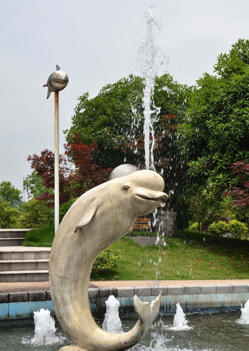 不锈钢公园喷水鲸鱼-不锈钢喷水鲸鱼雕塑高清图片