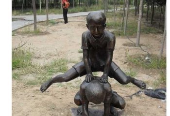 跳山羊的儿童铜雕-铜雕跳山羊的儿童公园童趣雕塑