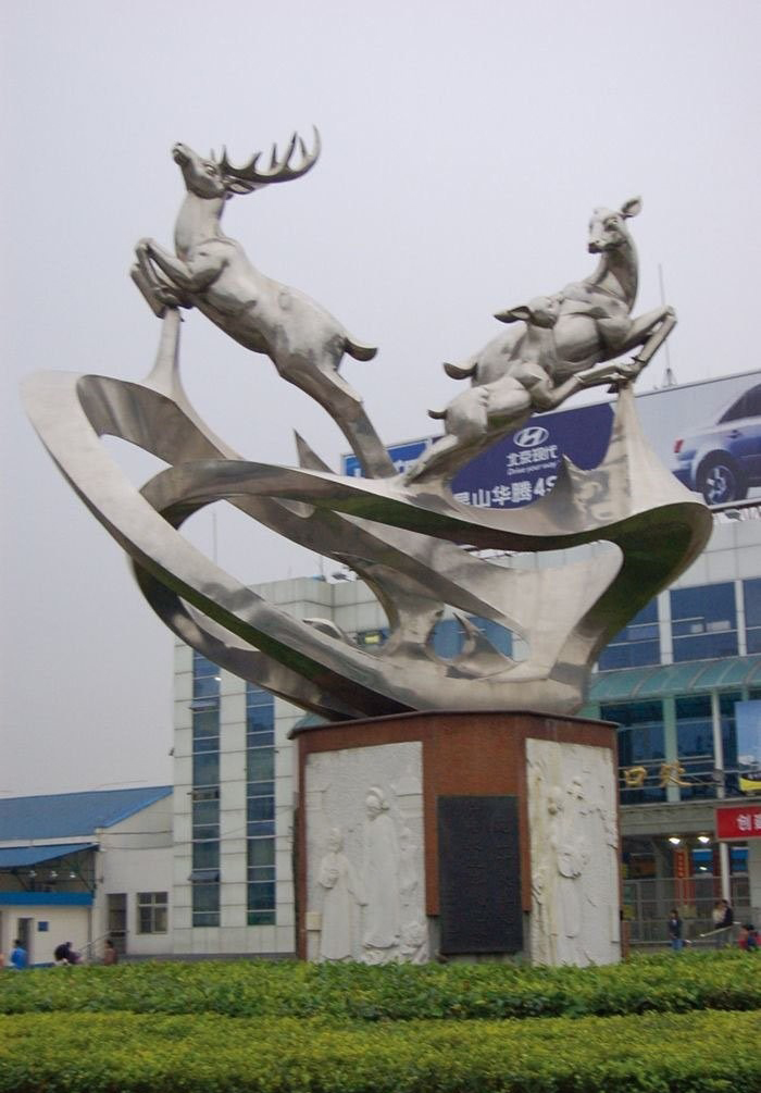 不锈钢小鹿奔跑雕塑 动物-不锈钢奔跑的鹿雕塑高清图片