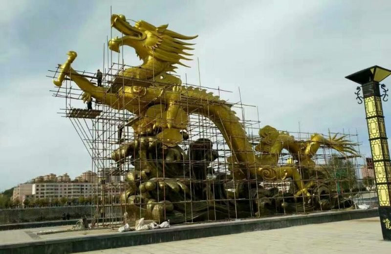 铜雕中国龙和海浪-广场城市中国龙铜雕高清图片