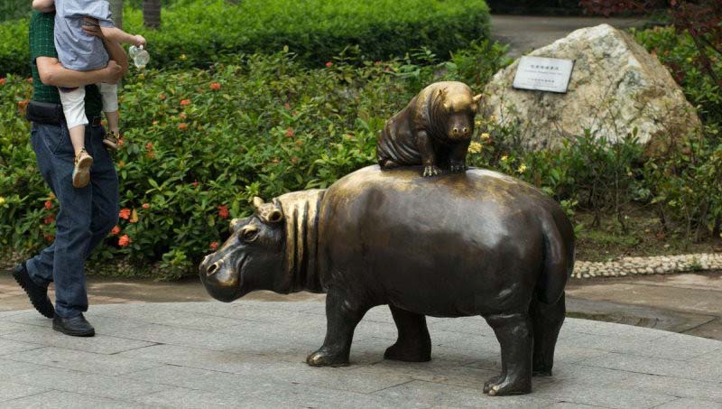铜雕母子河马-河马雕塑公园动物铜雕高清图片