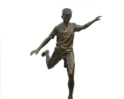 校园踢足球铜雕人物-校园铜雕人物 踢足球铜雕人物高清图片