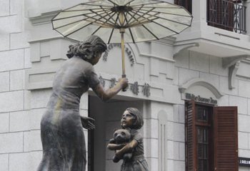 打伞的西方母女人物铜雕-打伞人物铜雕 西方人物铜雕