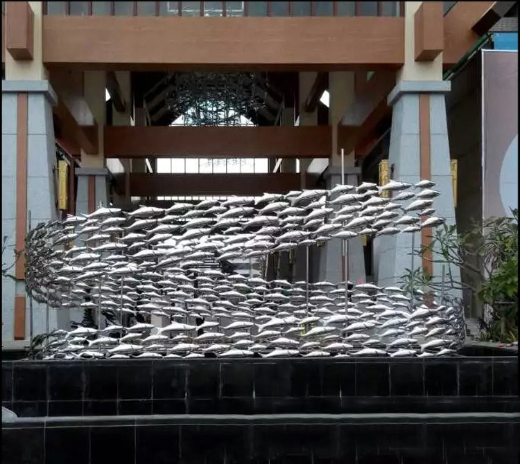 不锈钢鱼群风暴雕塑-不锈钢鱼群雕塑 鱼群风暴雕塑高清图片